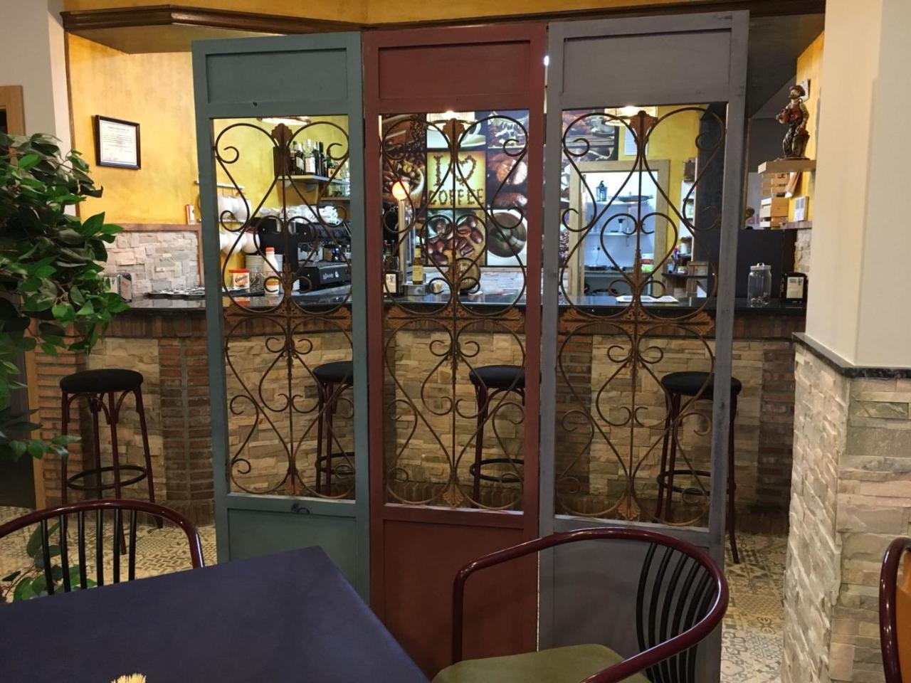 Hostal Restaurante El Abuelo Тробахо-дель-Камино Экстерьер фото